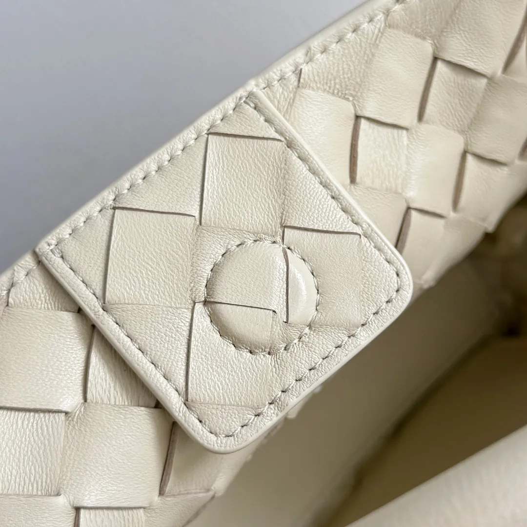 The new Andiamo batch of 3060 BV is shipped‼ ️The classic intercciato weaving process is used to create a soft bag, the metal knot is made of micro-cast aluminum using jewelry technology🪢, and the decorative beads are made of metal and hand-polished oak, allowing you to jump repeatedly between elegance and fun💃, making it unpredictable. Classic and versatile, it shows off your temperament, and the bag has a large capacity, making it very convenient for daily commuting! It has a variety of carrying methods, the shoulder straps can be adjusted by yourself, the original lambskin feels soft and delicate, and the unisex style breaks gender boundaries and brings a more practical and long-lasting use experience. The Andiamo, which has both elegant and casual styles, perfectly interprets the "fashionable old money style". Style number: 743568+wood hardware Color: Ice cream Size: 25*22*10.5cm